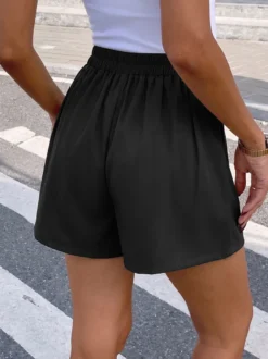 Short plissé taille haute pour femme orné de boutons dorés et d'un élastique au dos style décontracté chic.