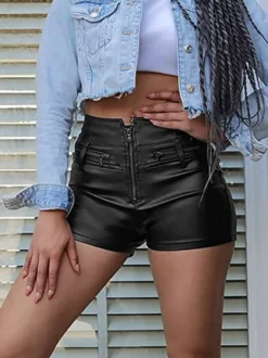 Short taille haute en similicuir fermeture éclair sur le devant poches multiples zippées coupe slim style décontracté.