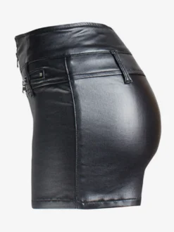 Short taille haute en similicuir fermeture éclair sur le devant poches multiples zippées coupe slim style décontracté.