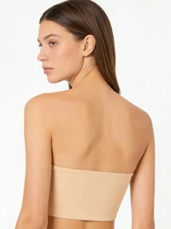 Soutien-gorge bandeau sans bretelles couleur chair sans coutures. Sous-vêtements