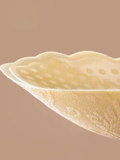 Soutien-gorge push-up adhésif en dentelle florale blanche nude avec cache-tétons et fermeture adhésive sur le devant