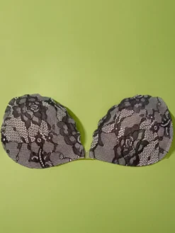 Soutien-gorge push-up adhésif en dentelle florale blanche nude avec cache-tétons et fermeture adhésive sur le devant