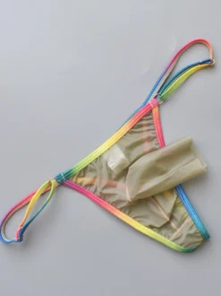 String pour homme avec ceinture arc-en-ciel poche séparée et tissu transparent en maille.