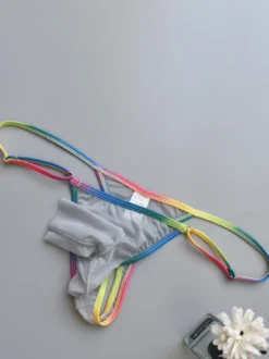 String pour homme avec ceinture arc-en-ciel poche séparée et tissu transparent en maille.