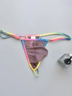 String pour homme avec ceinture arc-en-ciel en maille transparente