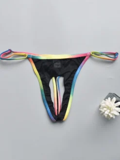 String pour homme avec ceinture arc-en-ciel ajourée en maille transparente.