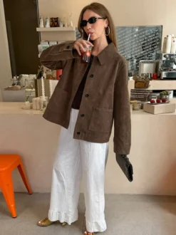 Surchemise femme en suédine marron - Veste minimaliste à col rabattu et poches - Collection printemps-été 2026