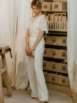 Tenue de mariée deux pièces haut en dentelle dos en V décoré des boutons pantalon en crêpe élastique