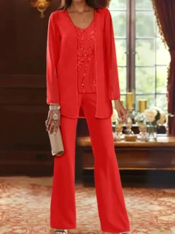 Tenue de mère de mariée 3 piècse conçue avec décolleté et manches longues à paillettes pour les invités de mariage