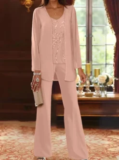 Tenue de mère de mariée 3 piècse conçue avec décolleté et manches longues à paillettes pour les invités de mariage