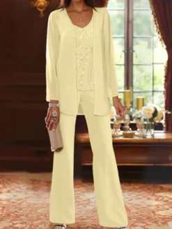 Tenue de mère de mariée 3 piècse conçue avec décolleté et manches longues à paillettes pour les invités de mariage