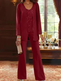 Tenue de mère de mariée 3 piècse conçue avec décolleté et manches longues à paillettes pour les invités de mariage