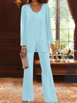 Tenue de mère de mariée 3 piècse conçue avec décolleté et manches longues à paillettes pour les invités de mariage