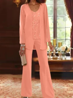 Tenue de mère de mariée 3 piècse conçue avec décolleté et manches longues à paillettes pour les invités de mariage