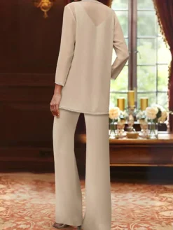 Tenue de mère de mariée 3 piècse conçue avec décolleté et manches longues à paillettes pour les invités de mariage