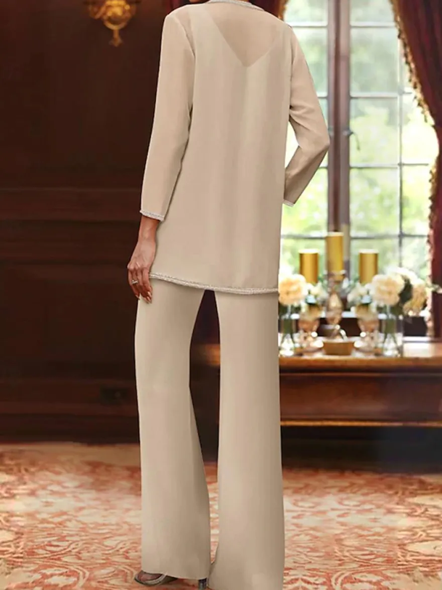 Tenue de mère de mariée 3 piècse conçue avec décolleté et manches longues à paillettes pour les invités de mariage