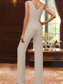 Tenue de mère de mariée 3 piècse conçue avec décolleté et manches longues à paillettes pour les invités de mariage