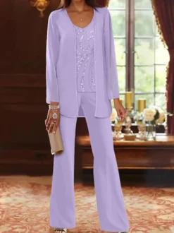 Tenue de mère de mariée 3 piècse conçue avec décolleté et manches longues à paillettes pour les invités de mariage