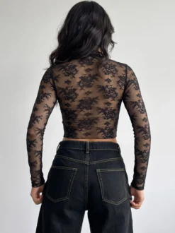 Top court en dentelle florale transparente col en V volants nœud sur le devant manches longues cache-maillot en résille