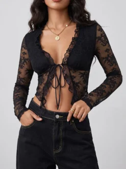 Top court en dentelle florale transparente col en V volants nœud sur le devant manches longues cache-maillot en résille