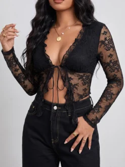 Top court en dentelle florale transparente col en V volants nœud sur le devant manches longues cache-maillot en résille