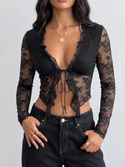 Top court en dentelle florale transparente col en V volants nœud sur le devant manches longues cache-maillot en résille