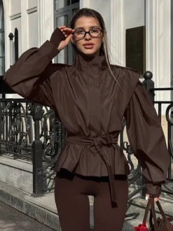 Trench-coat ceinturé pour femme - Col montant chic épaulettes coupe ajustée et péplum - Collection streetwear printemps 2026 au luxe discret