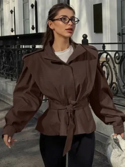 Trench-coat ceinturé pour femme - Col montant chic épaulettes coupe ajustée et péplum - Collection streetwear printemps 2026 au luxe discret