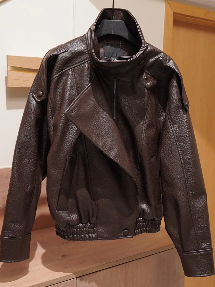 Veste bomber vintage en similicuir noir et marron uni coupe décontractée taille élastiquée.