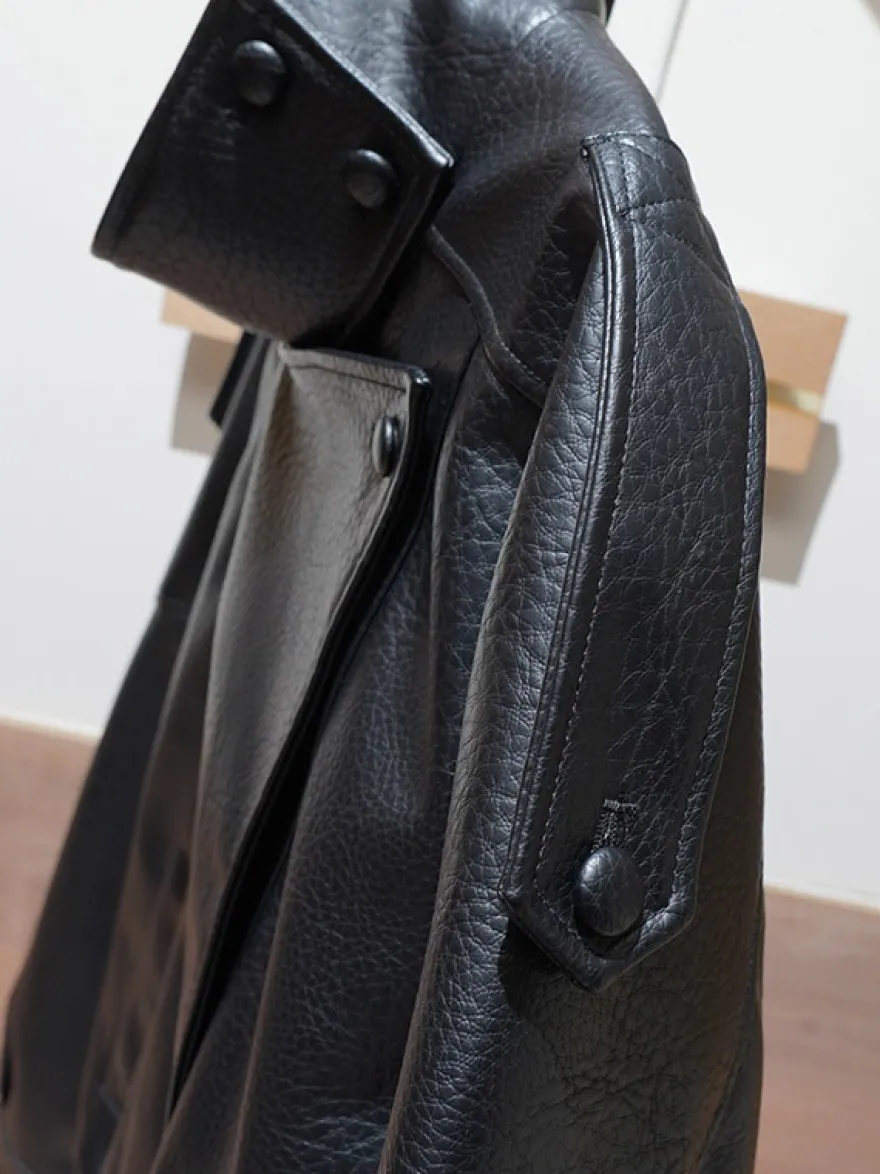 Veste bomber vintage en similicuir noir et marron uni coupe décontractée taille élastiquée.