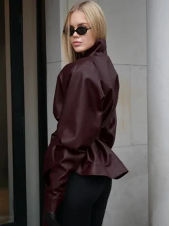 Veste ceinturée en similicuir bordeaux pour femme - Col montant taille cintrée basque - Style streetwear chic printemps 2026