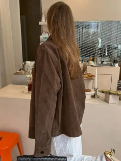 Veste courte à revers et boutons pour femme style vintage décontracté avec poches.