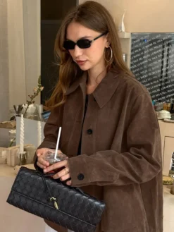 Veste courte à revers et boutons pour femme style vintage décontracté avec poches.