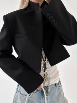 Veste de costume courte à col mandarin poche avant coupe ajustée.