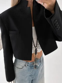 Veste de costume courte à col mandarin poche avant coupe ajustée.