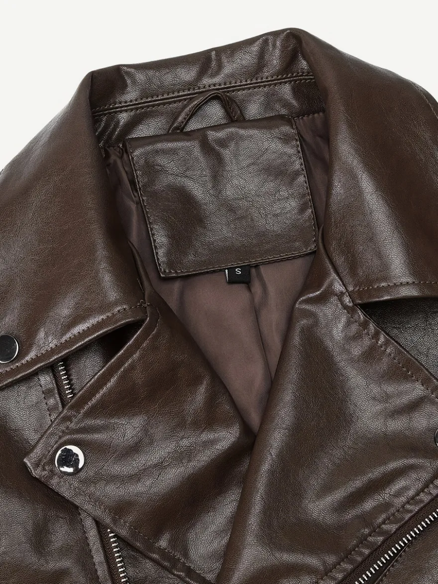 Veste de motard courte en cuir marron fermeture éclair à revers et ceinture coupe ajustée.