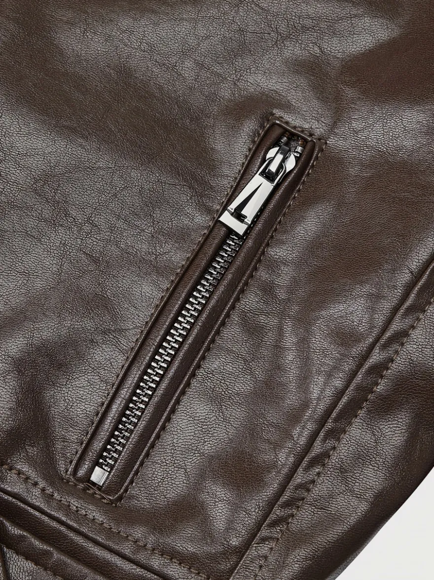 Veste de motard courte en cuir marron fermeture éclair à revers et ceinture coupe ajustée.
