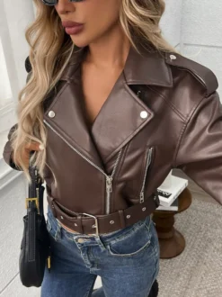Veste de motard courte marron pour femme en similicuir à revers oversize fermeture éclair et ceinture.