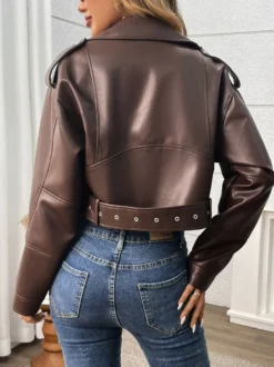 Veste de motard courte marron pour femme en similicuir à revers oversize fermeture éclair et ceinture.