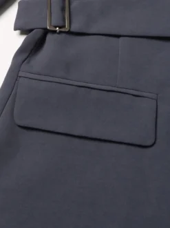 Veste de tailleur à bretelles croisées et découpes dos torsadé et ourlet asymétrique