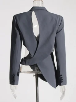 Veste de tailleur à bretelles croisées et découpes dos torsadé et ourlet asymétrique