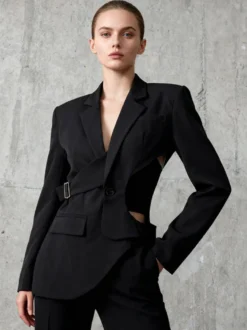 Veste de tailleur à bretelles croisées et découpes dos torsadé et ourlet asymétrique