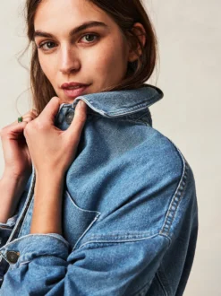 Veste en jean oversize pour femme - Délavage moyen coupe boyfriend fentes latérales - Style trucker - Collection printemps 2026