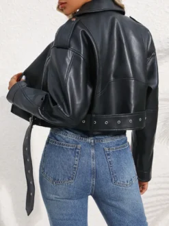 Veste punk courte pour femme style motard en cuir PU avec revers et ceinture.