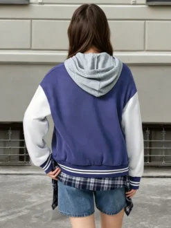Veste universitaire courte à empiècement R et blocs de couleur ourlet rayé style baseball vêtement d'extérieur décontracté pour femme.