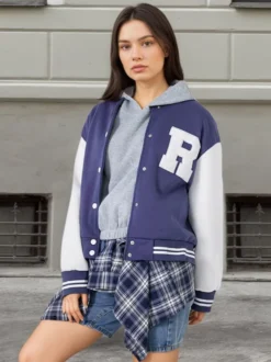 Veste universitaire courte à empiècement R et blocs de couleur ourlet rayé style baseball vêtement d'extérieur décontracté pour femme.