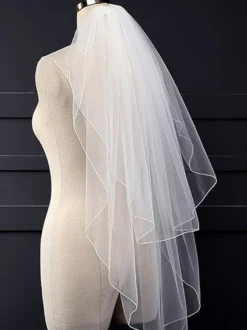 Voile de mariée classique à volants à deux niveaux et à bords coupés en filet