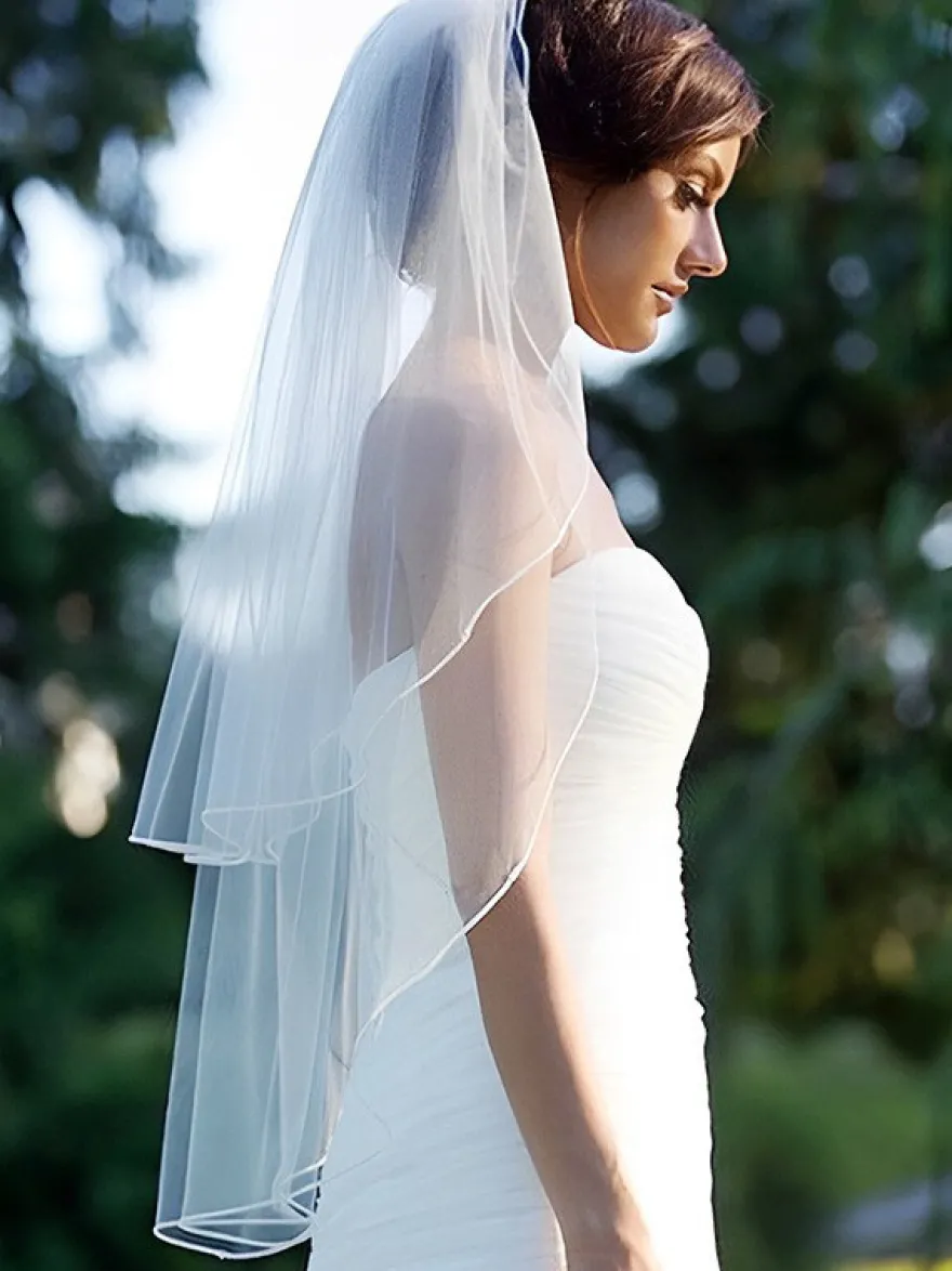 Voile de mariée classique à volants à deux niveaux et à bords coupés en filet