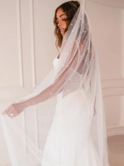Voile de mariée à un niveau avec perles et bords coupés en cascade