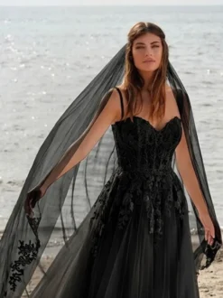 Voiles de mariée à un niveau en tulle appliqué avec bordure en dentelle appliquée et effet cascade